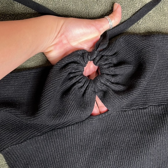 Knit Key Hole Halter Top - Picture 4 of 4